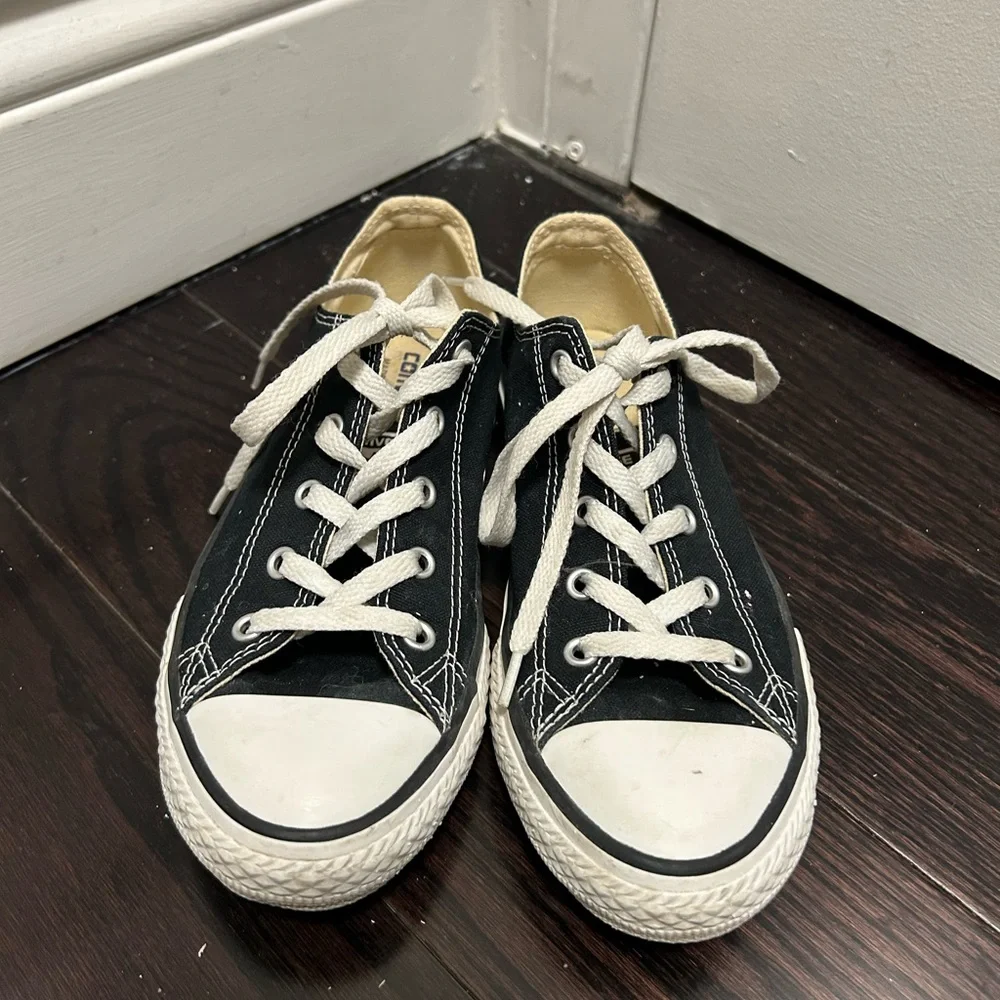Converse Black Low Top Sneakers - Picture 1 of 8